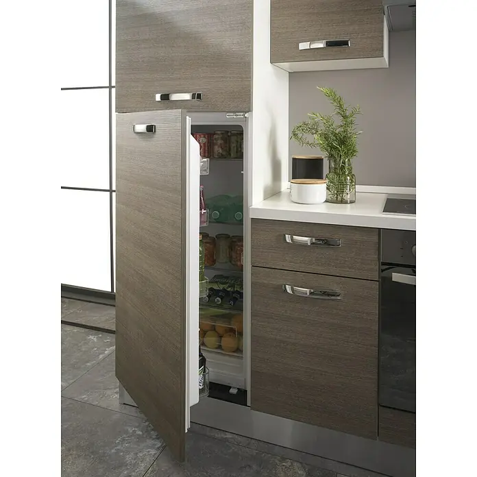 Marinelli Cucine Vormontierte Küchenzeile Rita - Breite: 270 cm, Eiche Grau, Mit Elektrogeräten - Einbaukühlschrank mit Holzfront in moderner Küche, Tür geöffnet und Blick auf die Lebensmittel im Inneren. Stilvolles Küchendesign.