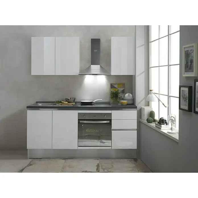 Marinelli Cucine Vormontierte Küchenzeile Giulia - Breite: 195 cm, Weiß, Mit Elektrogeräten, Dekor Arbeitsplatte: Marmoroptik, Spüle links - Ein modernes Küchenset in Weiß mit Dunstabzugshaube. Die Küche verfügt über glänzende Oberflächen und eine funktionale Anordnung.