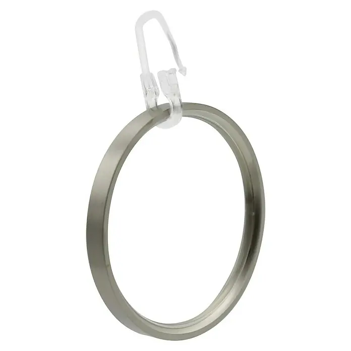 Expo Ambiente Flachring - Edelstahloptik, Geeignet für: Gardinenstangen Ø 28 mm, 8 Stk. - Nahaufnahme eines Duschvorhangrings aus Metall mit einem transparenten Kunststoffclip.