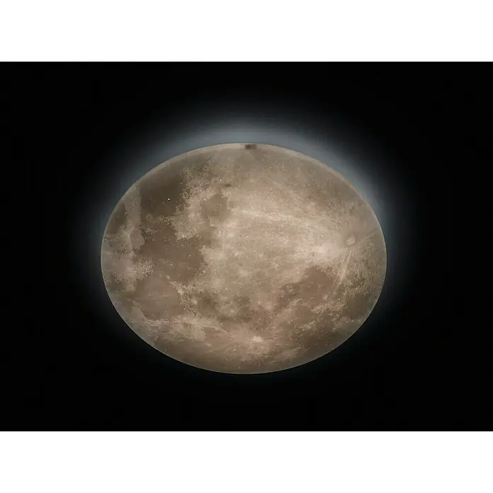 Trio Leuchten LED-Deckenleuchte rund Lunar - 40 W, Ø x H: 600 mm x 12 cm, Grau - Detailaufnahme des Mondes mit sichtbaren Kratern und einer leichten Aura, die ihn umgibt. Ein schönes, kosmisches Objekt.
