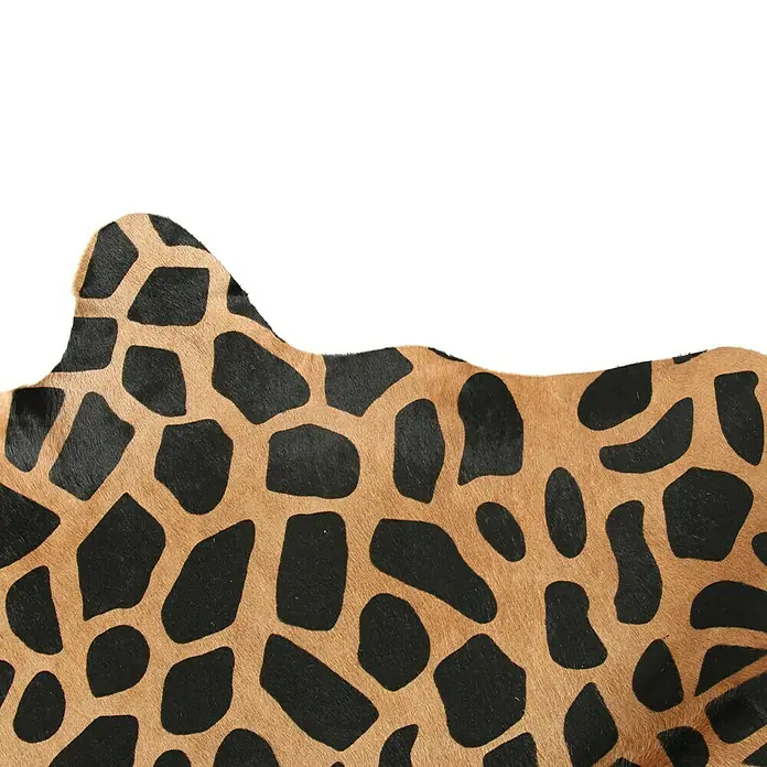Esbeco Kuhfell - 100 % Echtfell, Giraffe - Detailaufnahme eines Teppichs im Giraffenmuster, der eine exotische und stilvolle Note in jeden Raum bringt.