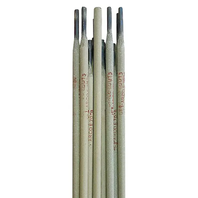 Electrodo de acero rutilo E6013 - Diámetro: 2 mm, 20 ud. - Una vista cercana de varios electrodos de soldadura de pie uno al lado del otro, mostrando "ARCO E70-8".