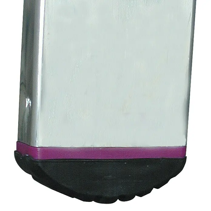 Krause Corda Escalera de apoyo - Número de peldaños: 8 ud., Altura de trabajo: 3,2 m, Carga soportada: 150 kg, Aluminio - Vista detallada de una pata de mueble con un pie negro y detalles morados. La pata es plateada y rectangular.