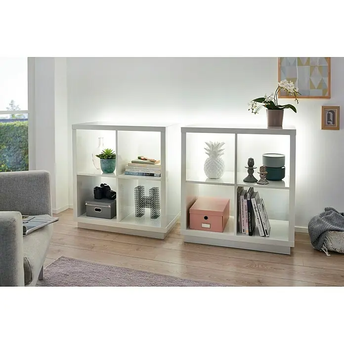 Paulmann YourLED Interruptor de palanca táctil - Encendido y apagado integrado - Esta foto muestra dos estanterías blancas cuadradas. Las estanterías están adornadas con objetos decorativos como plantas y libros, realzadas por iluminación sutil.