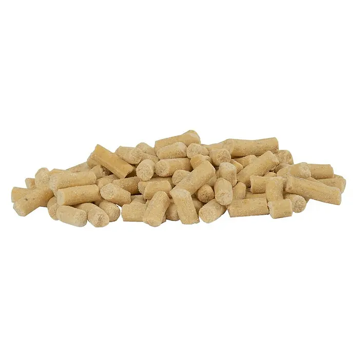 CJ Wildlife Wildvogelfutter Fett-Pellets - 2 kg - Eine Anhäufung von beigen, zylinderförmigen Hunde-Snacks, die sich ideal als Belohnung oder Trainingshilfe eignen.