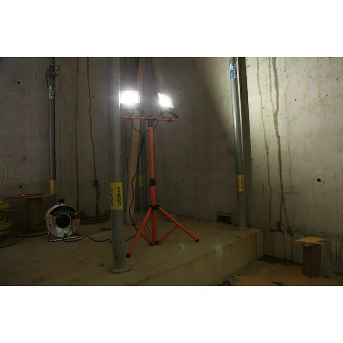 Ledvance LED-Arbeitsleuchte5.400 lm, Lichtfarbe: Kaltweiß, Anzahl Leuchtmittel: 2 Stk. - Aufnahme einer tragbaren LED-Baustellenleuchte mit Stativ, die einen Betonraum mit Stützen und Arbeitsgeräten ausleuchtet.