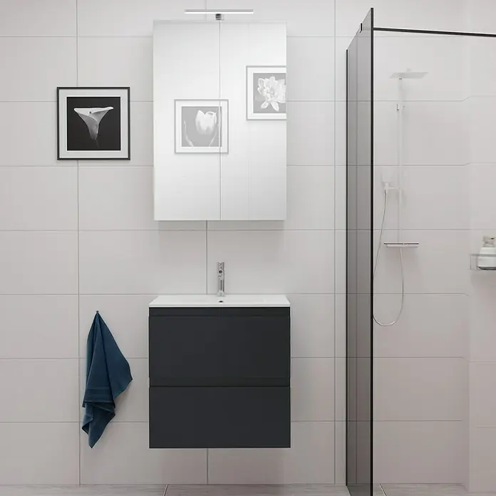 Camargue Espacio Waschtischunterschrank - 60 x 46 x 60 cm, 1 Einlegeboden, Gama anthrazit matt - Ein elegantes Badezimmer-Ensemble mit einem Unterschrank in Anthrazit, einem Spiegelschrank und einer modernen Duschkabine.
