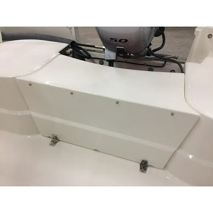 PEGAZUS Tankdeckel - Passend für: Pegazus Boot GFK 450 - Eine Nahaufnahme des hinteren Teils eines weißen Bootes, das einen Außenbordmotor und eine klappbare Abdeckung zeigt.