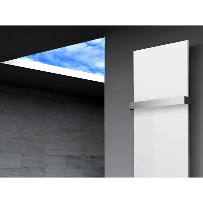 Szagato Designheizkörper Manhattan 3 - B x H: 470 x 1.800 mm, Wärmeleistung bei Vorlauftemperatur von 75 °C (D: 50): 1.118 W, Weiß, Mit 1 Handtuchhalter (50 mm) - Ein moderner, weißer Handtuchwärmer hängt an einer grauen Wand und bietet eine stilvolle Heizlösung für jedes Badezimmer.