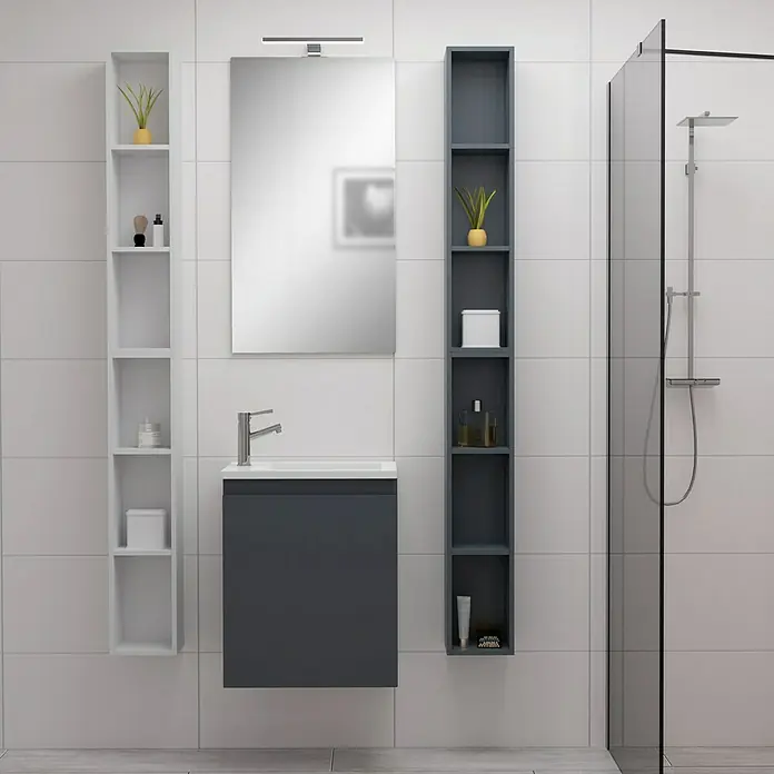 Camargue Espacio Badmöbel-Set H54 - 90 cm, Gama anthrazit matt - Badezimmer-Interieur mit einem grauen Waschtischunterschrank, einem Spiegel und zwei schlanken, hohen Regalen zur Aufbewahrung von Badartikeln.