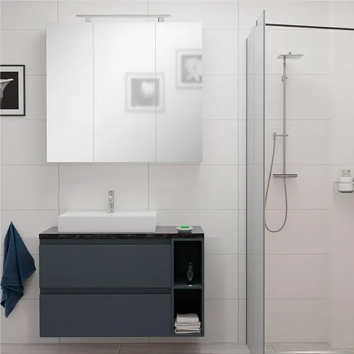 Camargue Espacio Badmöbel-Set i124 - 100 cm, Gama anthrazit matt - Badezimmer-Interieur mit einem grauen Waschtischunterschrank, einem weißen Aufsatzwaschbecken und einem Spiegelschrank an der Wand.