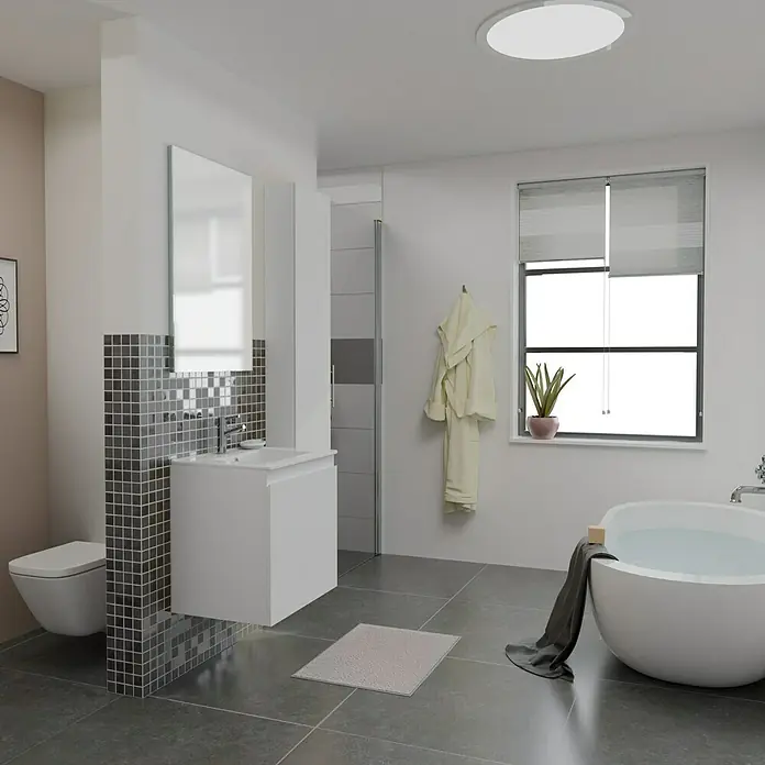 Camargue Espacio Badmöbel-Set i2 - 100 cm, Gama weiß matt - Ein helles Badezimmer mit freistehender Badewanne, Waschtisch mit Spiegel und Toilette. Die grauen Bodenfliesen verleihen dem Raum eine moderne Note.