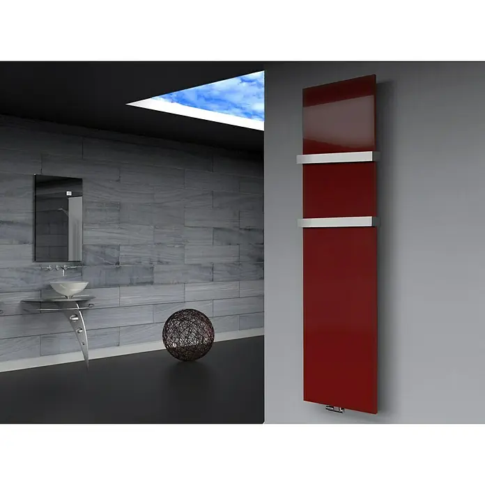 Szagato Designheizkörper Manhattan 3 - B x H: 470 x 1.800 mm, Wärmeleistung bei Vorlauftemperatur von 75 °C (D: 50): 1.118 W, Rot, Mit 2 Handtuchhalter (50 mm) - Elegantes Badezimmer mit einem roten Heizkörper mit Handtuchhaltern an der Wand, einem Waschbecken und moderner Dekoration für ein stilvolles Ambiente.