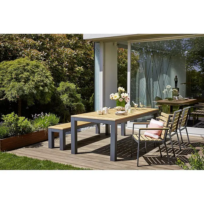 Sunfun Carina Silla de jardín - Acacia, Apilable, Natural, An x Pr x Al: 57,5 x 61 x 86 cm - Conjunto de mesa de jardín con mesa, banco y sillas dispuestas en un patio de madera, perfecto para cenar al aire libre y relajarse.