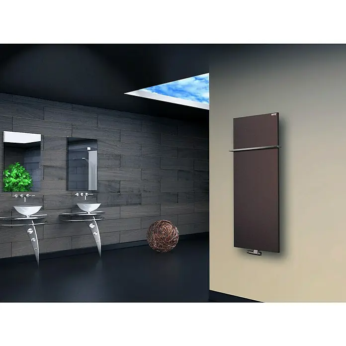 Szagato Designheizkörper Manhattan 2 - B x H: 470 x 1.200 mm, Wärmeleistung bei Vorlauftemperatur von 75 °C (D: 50): 799 W, Braun, Mit 1 Handtuchhalter (15 mm) - Elegantes Bad mit einem braunen Heizkörper an der Wand, der Wärme und Stil vereint. Die Waschtische sind modern und einzigartig.