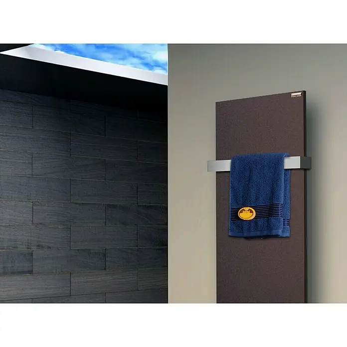 Szagato Designheizkörper Manhattan 2 - B x H: 470 x 1.200 mm, Wärmeleistung bei Vorlauftemperatur von 75 °C (D: 50): 799 W, Braun, Mit 1 Handtuchhalter (50 mm) - Ein dunkelbrauner Handtuchwärmer mit einem blauen Handtuch und silberner Stange vor einer Wand.
