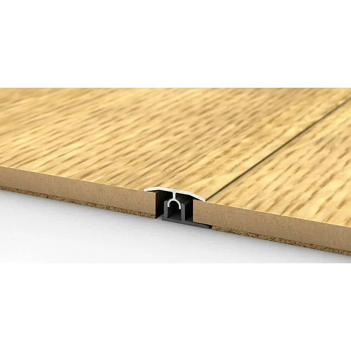LOGOCLIC Übergangsprofil 303 - Eiche Weiß, 0,9 m x 34 mm, Montageart: Stecken - Das Bild zeigt ein Bodenprofil aus Aluminium zwischen zwei Holzböden, ideal für Übergänge und zur Abdeckung von Fugen.