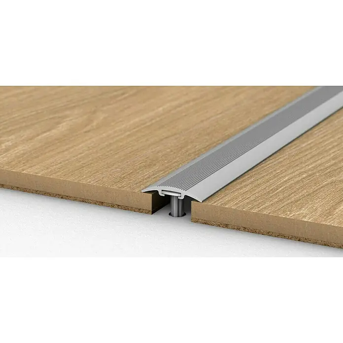LOGOCLIC Übergangsprofil 201 - Silber, 2,7 m x 30 mm, Montageart: Schrauben - Bild einer Übergangsschiene zwischen zwei Holzböden, die eine saubere und sichere Verbindung gewährleistet.