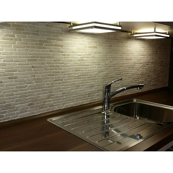 Mosaikfliese MOS BRICK 13R - 32,2 x 30,5 cm, Beige, Matt - Eine moderne Küchenspüle mit Wasserhahn unter quadratischen Leuchten und einer hellen Ziegelrückwand. Stilvolles Design für die Küche.