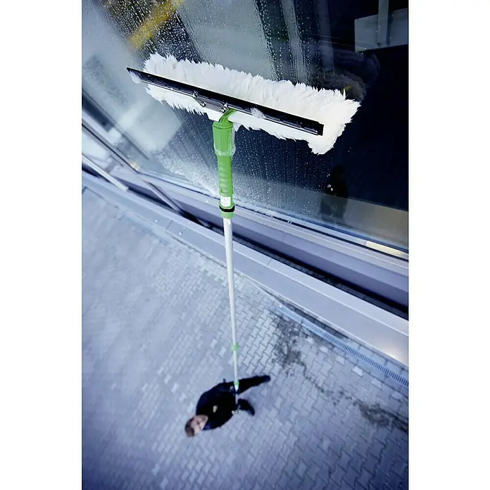 Unger Professional Teleskopstange OptiLoc - 450 cm, Aluminium, 3 -tlg. - Ein Fensterputzer reinigt mit einem Teleskopstiel und einem Fensterwischer professionell eine große Glasfläche.