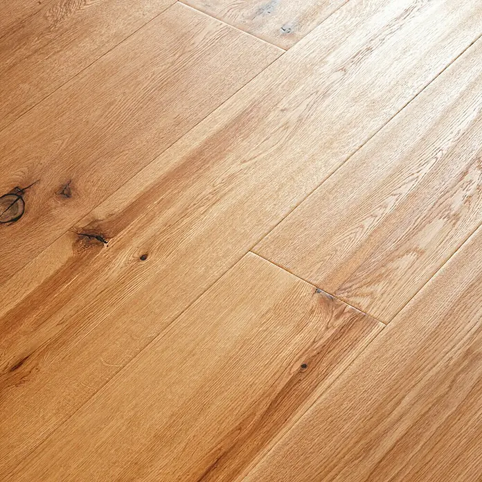Parkettmuster Eiche Hotel Oil - 280 x 160 x 15 mm, Landhausdiele - Nahaufnahme von Hartholzböden mit warmen Farbtönen und natürlichen Maserungsmustern, die ein gemütliches Ambiente schaffen.