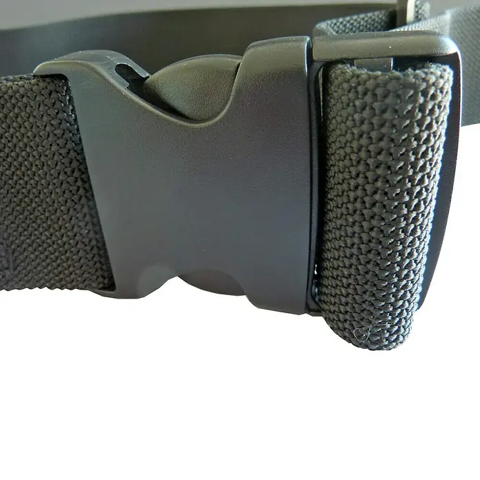 Unger Hüftgurt - Passend für: 85 - 115 cm - Nahaufnahme eines schwarzen Schnallenverschlusses an einem strukturierten schwarzen Gürtel, ideal für Outdoor-Aktivitäten und sicheren Halt.