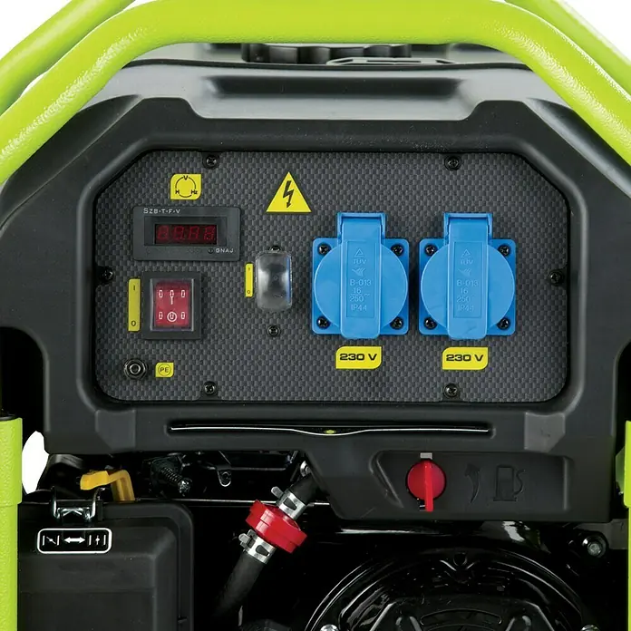 Pramac Generador PX4000 - 2,3 kW, Volumen del depósito: 18,5 l, Consumo: 1,29 l/h - Vista detallada de un generador de energía con pantalla, interruptores y enchufes. Los controles están claramente dispuestos.