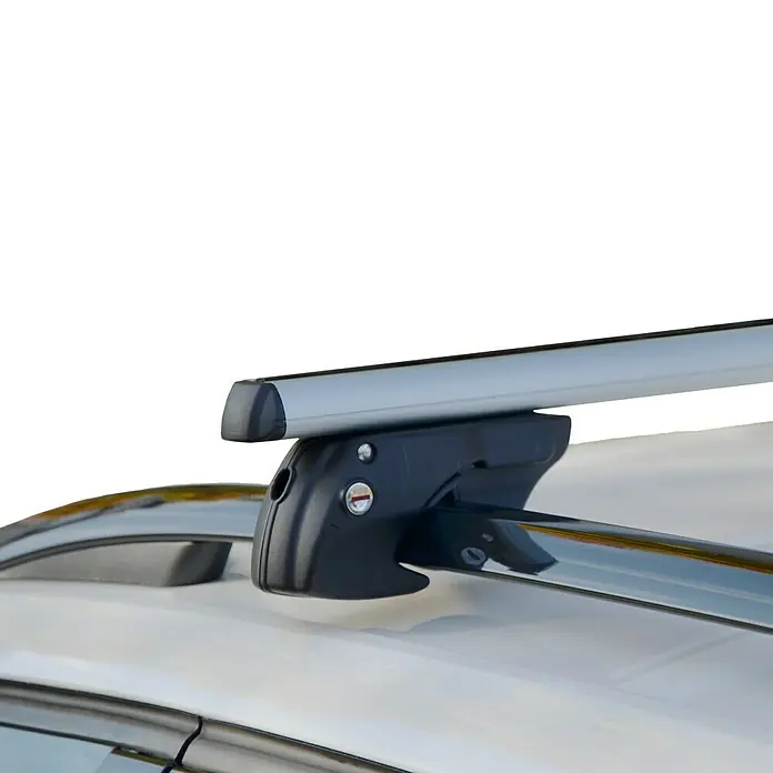 Fischer Dachträger TopLine XL - Traglast: 90 kg, L x B x H: 136,5 x 14,5 x 7,5 cm - Nahaufnahme eines montierten Dachträgers auf einem weißen Auto, der die Details und die Bauweise des Produkts hervorhebt.