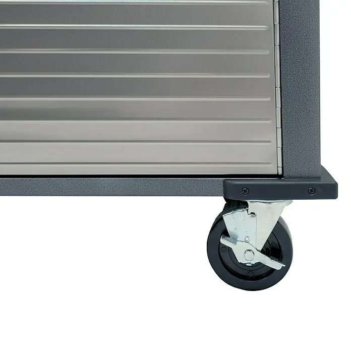 Werkstattwagen - L x B x H: 51 x 121 x 95 cm, Anzahl Schubladen: 4 Stk. - Detailaufnahme eines Rollwagens mit abschließbarer Rollladentür und einer robusten, feststellbaren Lenkrolle.