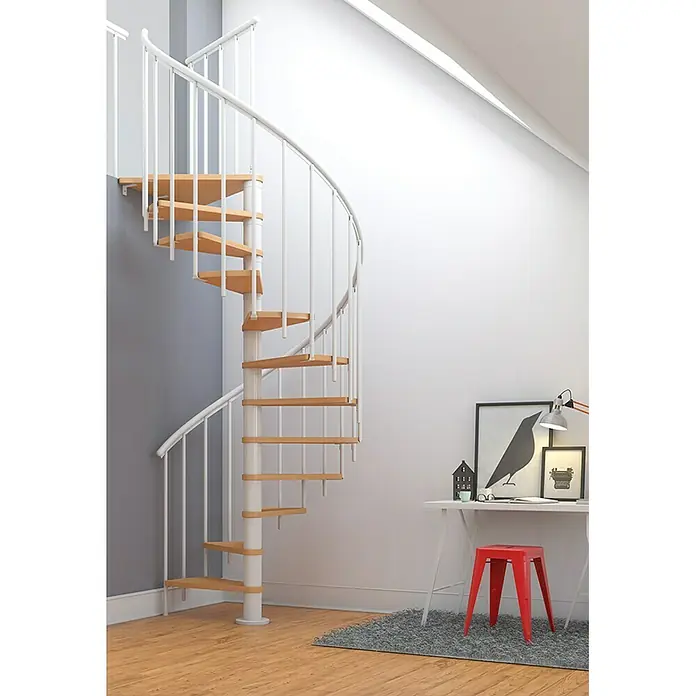 Dolle Spindeltreppe Montreal - Durchmesser: 120 cm, Weiß, Farbe Stufen: Buche Natur, Geschosshöhe: 252 cm - 282 cm - Eine elegante Wendeltreppe mit Holzstufen und weißem Geländer, die sich in einem modern eingerichteten Raum befindet. Die Treppe ist ein echter Blickfang.