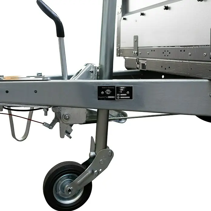 Stema Anhänger BASIC SH 2000-30-18.2 - Nutzlast: 1.520 kg, Doppelachser, Kasteninnenmaß: 301 x 183 x 35 cm, Gebremst - Nahaufnahme einer Anhängerkupplung mit Stützrad. Das Stützrad erleichtert das Rangieren und Abstellen des Anhängers.
