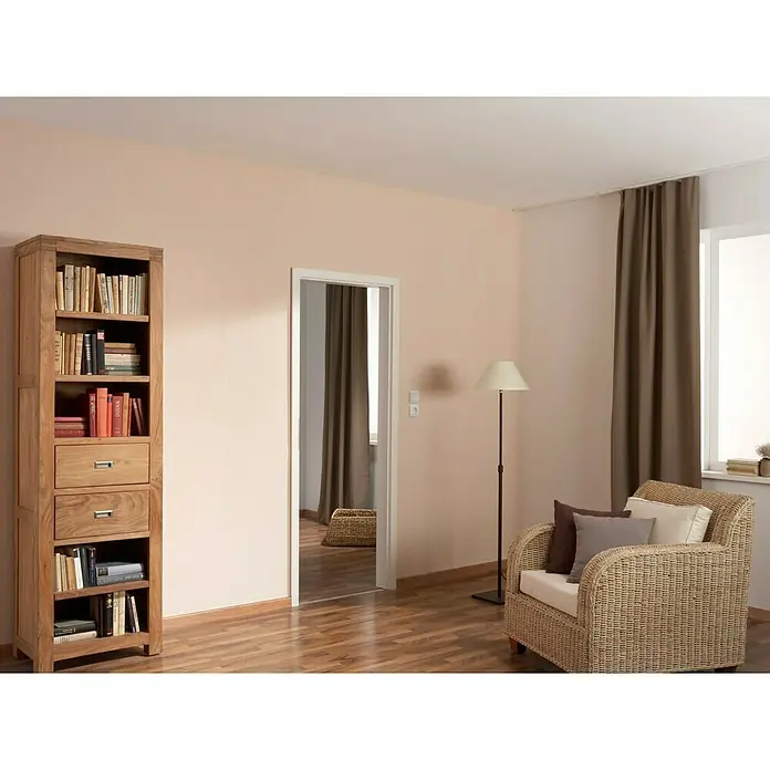 Knauf CW-Standprofil - 3.500 x 75 x 50 mm, Stahl - Helles Wohnzimmer mit einem Holzregal voller Bücher, einem Korbsessel und einer Stehlampe.