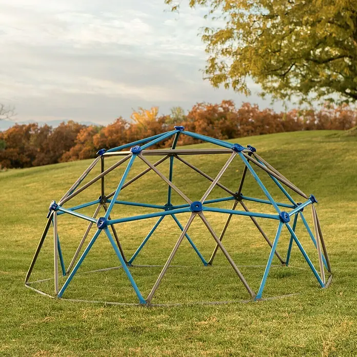 Lifetime Klettergerüst Geodome - 274 x 274 x 137 cm, Metall, Braun, Blau - Nahaufnahme eines blauen und grauen Klettergerüsts im Freien, ideal für spielende Kinder.