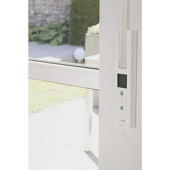 Schellenberg Recogedor de cinta de persiana Rollo Drive 105 Plus - Fuerza de tracción: 60 kg, Anchura de la correa: 23 mm, Empotrado - Primer plano de un control electrónico de persiana Schellenberg blanco con pantalla y botones de control.