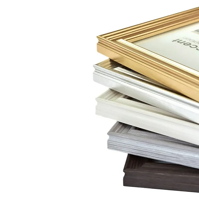 Nielsen Holzrahmen Antigo - 18 x 24 cm, Silber - Stapel verschiedener Bilderrahmen in Gold, Silber, Weiß, Grau und Braun, die eine elegante Auswahl für die Wanddekoration bieten.
