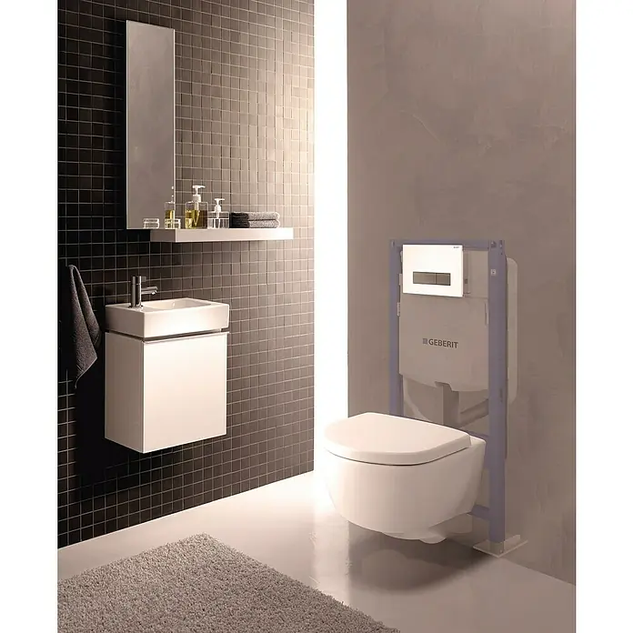 Geberit Duofix WC-Vorwandelement 111.300.00.52-Mengen-Spülung, 12 x 50 x 112 cm - Das Bild zeigt ein modernes Badezimmer mit einer wandhängenden Toilette von Geberit, einem Waschbecken und dunklen Fliesen.