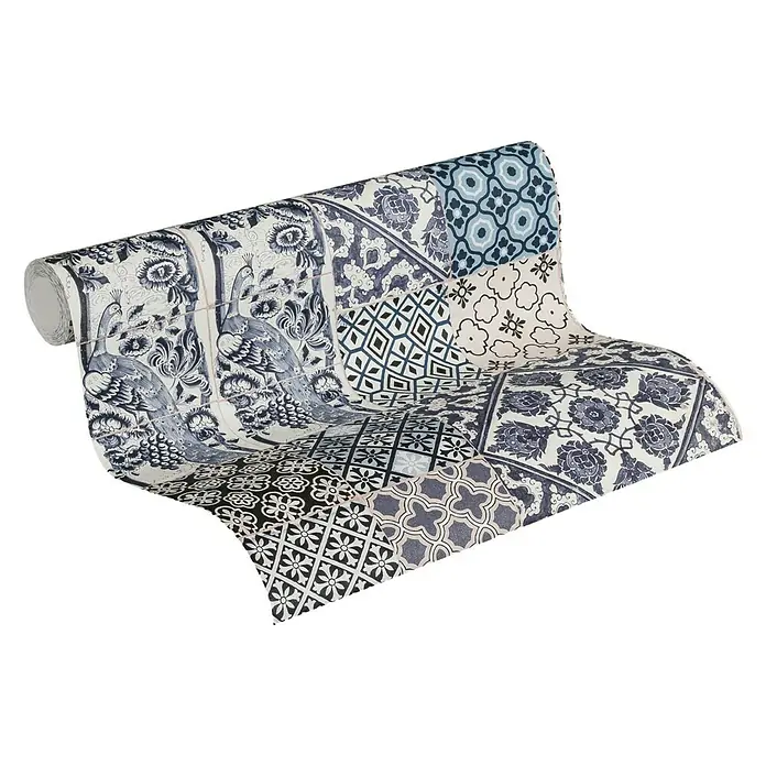 A.S. Création Metropolitan Stories Vliestapete Vintage-Fliese - Lila/Braun, Fliesenoptik, 10,05 x 0,53 m - Fototapete mit einem blauen Patchwork-Design, das traditionelle Motive und Muster kombiniert, um einen Vintage-Look zu erzeugen.