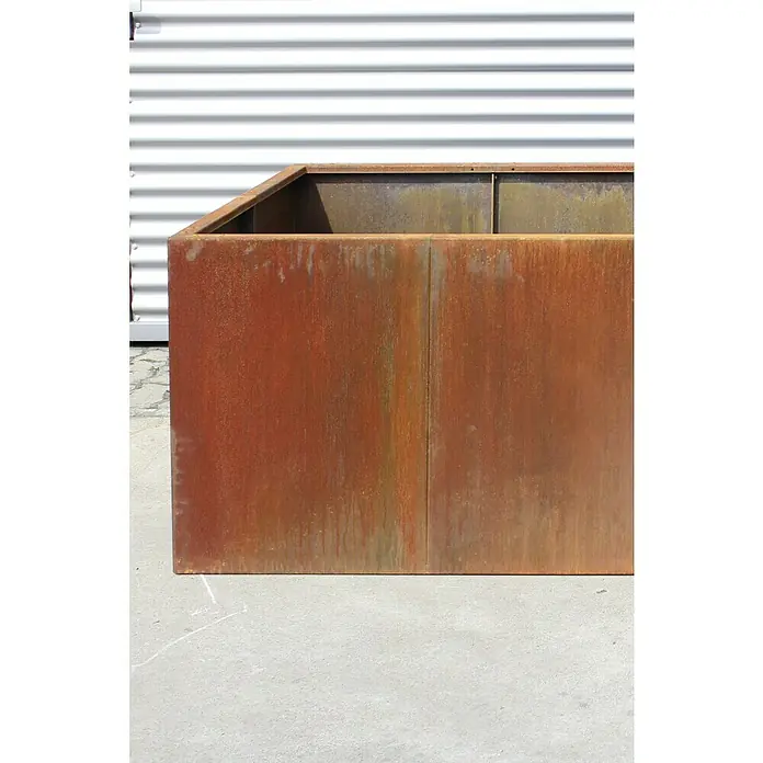 Palatino Hochbeet Urban - 100 x 100 x 70 cm, Stahl, Rostbraun - Nahaufnahme eines rechteckigen, rostfarbenen Pflanzgefäßes aus Metall vor einem Hintergrund mit horizontalen Linien, das die natürliche Schönheit hervorhebt.