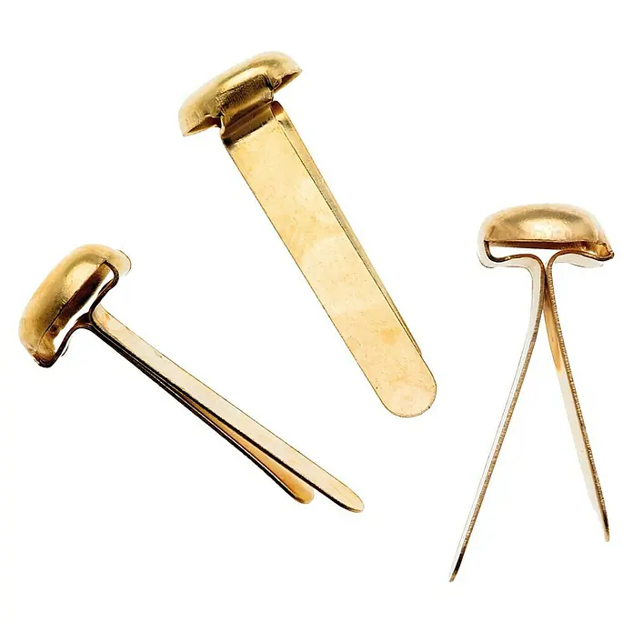 Musterbeutelklammer - Gold, 50 Stk. - Nahaufnahme von drei goldenen Musterbeutelklammern, die auf einem weißen Hintergrund angeordnet sind.
