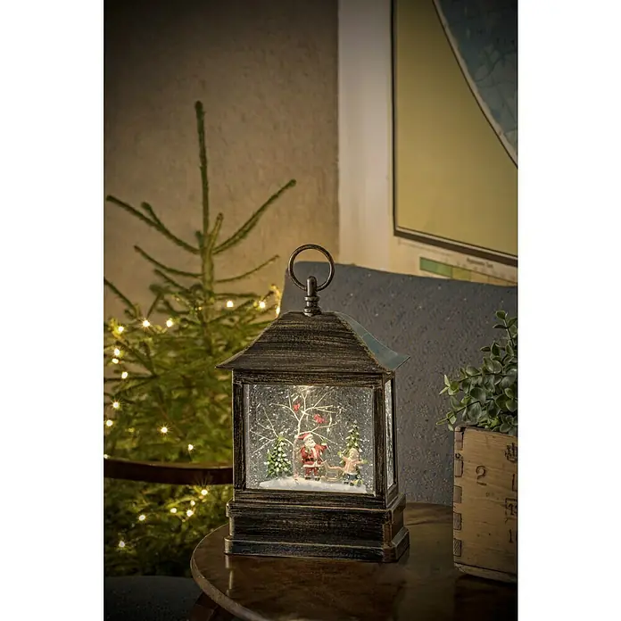 Konstsmide LED-Schneelaterne Weinnachtsmann und Kind - Innen, Braun, 17,5 x 8,5 x 25 cm, Batteriebetrieben - Weihnachtliche Laterne mit Schneekugel-Effekt, die eine Szene mit Weihnachtsmann und Kind zeigt, ideal als festliche Dekoration.