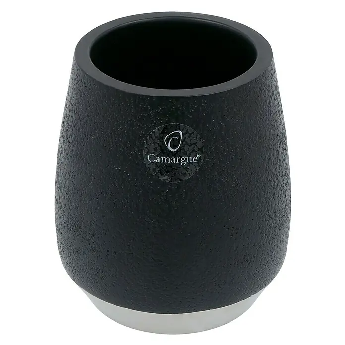 Camargue Bosse Zahnputzbecher - Polyresin, Schwarz - Dieser stilvolle schwarze Camargue-Becher mit strukturierter Oberfläche und einem eleganten Logo ist ein echter Hingucker im Badezimmer.