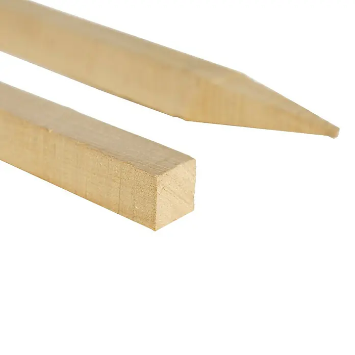 Kiehnholz Pflanzenstab Robinie - L x B x H: 200 x 2,5 x 2,5 cm, Hartholz - Nahaufnahme von naturbelassenen Holzpflöcken, einer quadratisch und einer zugespitzt, ideal für Gartenarbeiten oder Bastelprojekte.