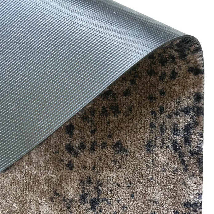 SCHÖNER WOHNEN-Kollektion Fußmatte Vintage - Braun/Schwarz, 50 x 70 cm - Detailaufnahme einer Teppichmatte mit braunem Muster und einer grauen, strukturierten Unterseite.