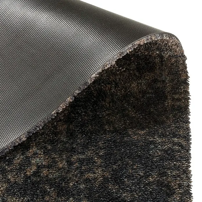SCHÖNER WOHNEN-Kollektion Fußmatte Vintage - Anthrazit/Braun, 50 x 70 cm - Nahaufnahme eines gewendeten Teppichs, der seine dunkle Textur und rutschfeste Unterseite zeigt.
