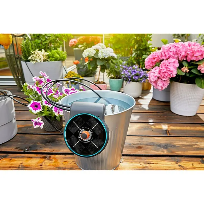 Gardena Bewässerungssteuerung AquaBloomSolarbetrieben - Automatische Bewässerung mit dem Gardena Solar Wasserspender. Praktische Lösung für eine optimale Pflanzenversorgung.