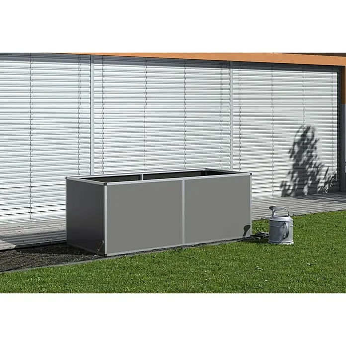 KGT Hochbeet Aluminium - 205 x 91 x 77 cm, Aluminium, Anthrazit/Weiß - Ein grauer, rechteckiger Pflanzkasten mit Aluminiumrahmen steht auf einer Grünfläche neben einem Haus, mit einer Gießkanne daneben.