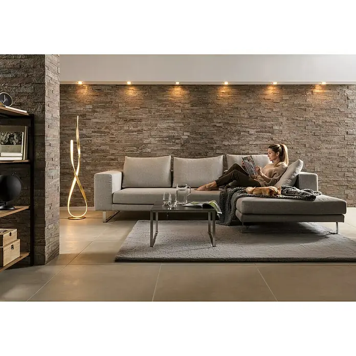 Selbstklebemosaik - 60 x 15 cm, Multicolor - Moderne Wohnzimmeransicht mit elegantem Sofa und stilvoller Stehlampe, die dem Raum eine warme Atmosphäre verleiht.