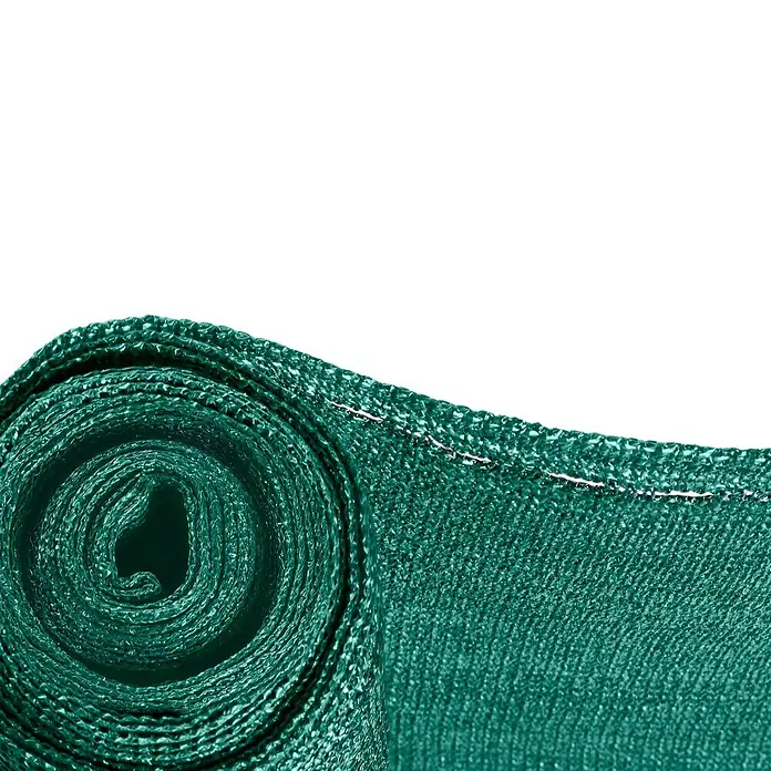 Sichtschutzmatte Classic - 2.500 x 150 cm, Kunststoff, Grün - Nahaufnahme einer Rolle grüner Schattierungsplane mit gewebter Textur und gesticktem Rand, ideal für Gartenbau und Außeneinsatz.