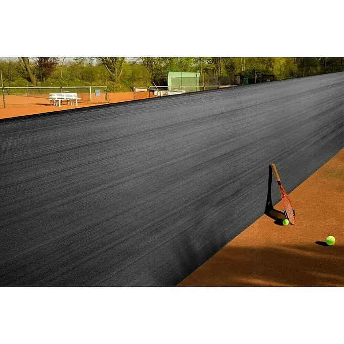 Sichtschutz500 x 150 cm, Kunststoff, Anthrazit - Tennisplatz mit Tennisschläger und Bällen am Netz. Ideal für Sport und Freizeit im Freien.