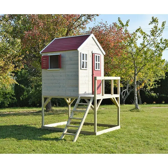 Wendi Toys Spielhaus Storch - Glas, Natur/Rot - Bild eines hölzernen Spielhauses auf Stelzen mit rotem Dach und roter Tür, umgeben von Bäumen und Rasen.